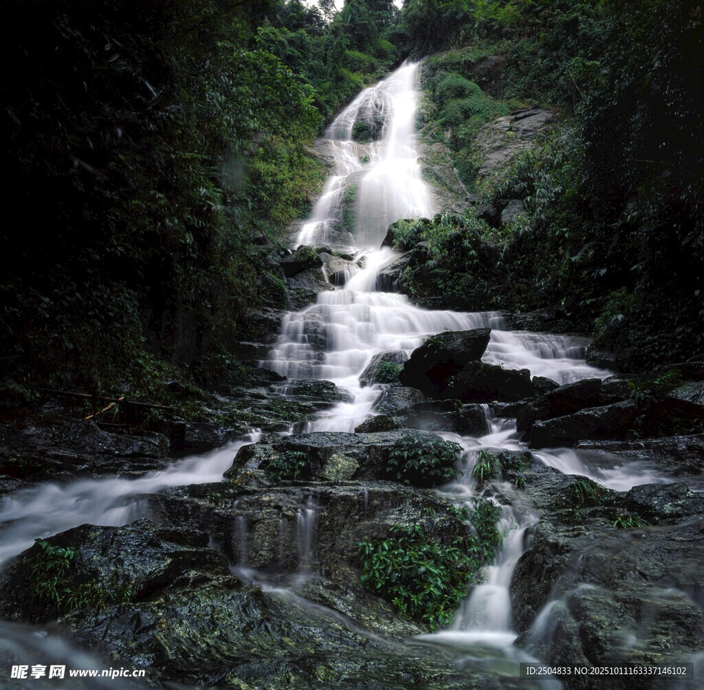 山间瀑布溪流自然美景
