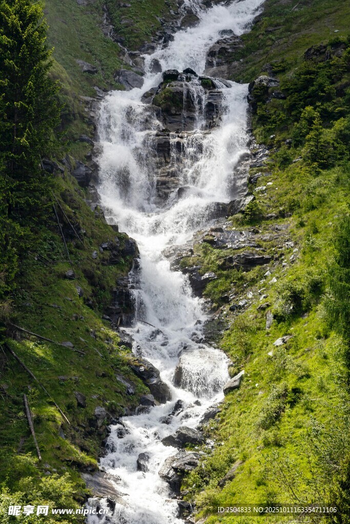 山间飞瀑 绿意环绕美景