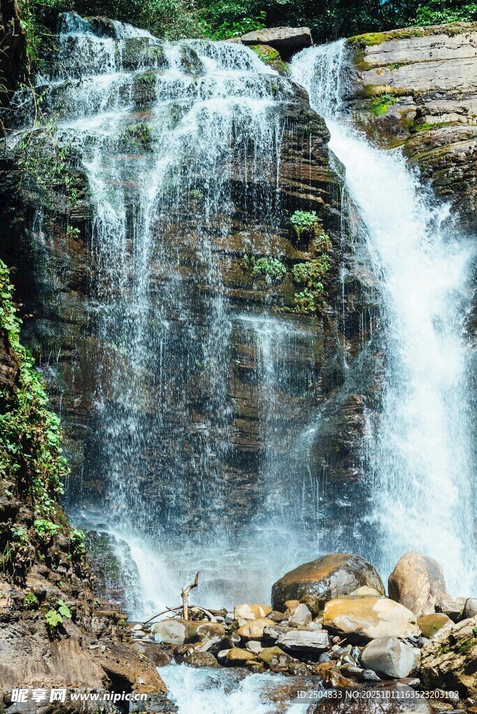 山间瀑布美景