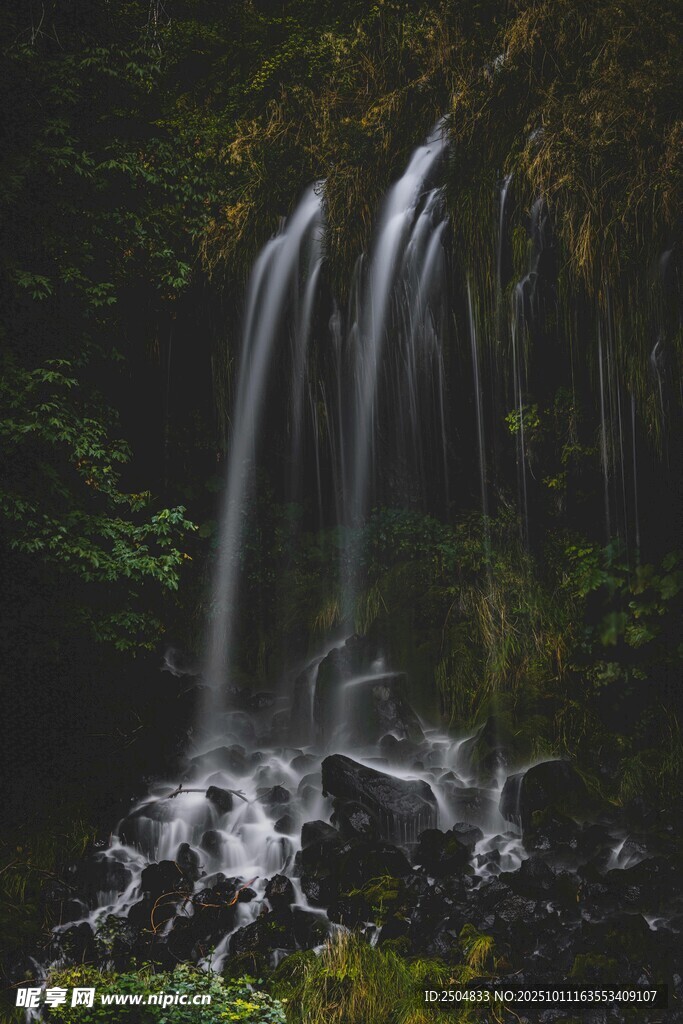山间瀑布 自然清幽之景