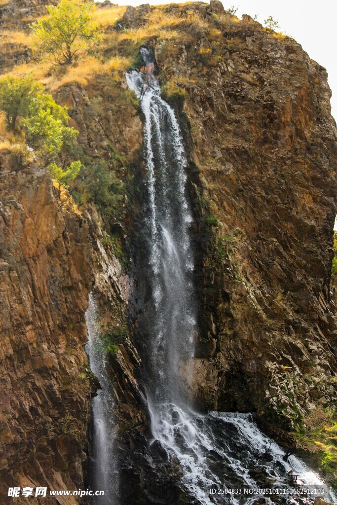 山间瀑布景观