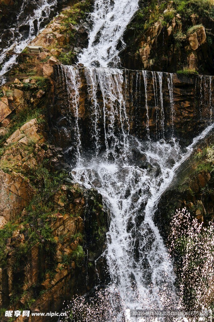 山间瀑布流水景观
