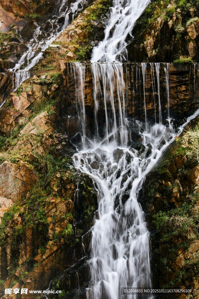 山间瀑布景观