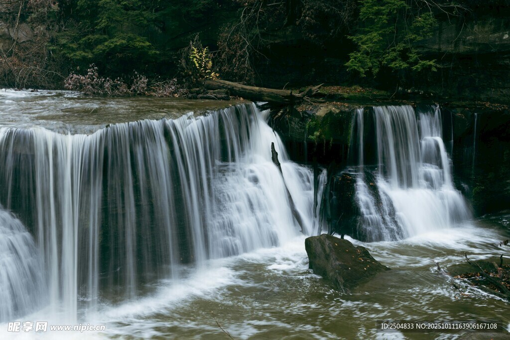 山间瀑布流水美景