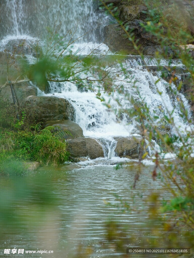 山间潺潺流水瀑布景观
