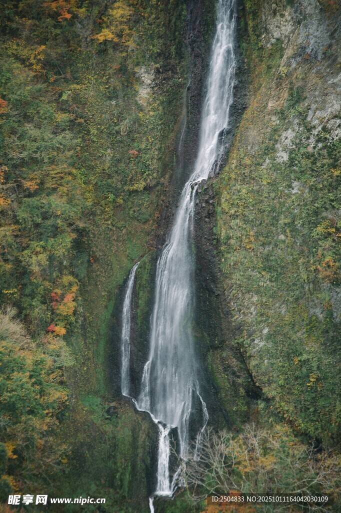 山间飞瀑美景