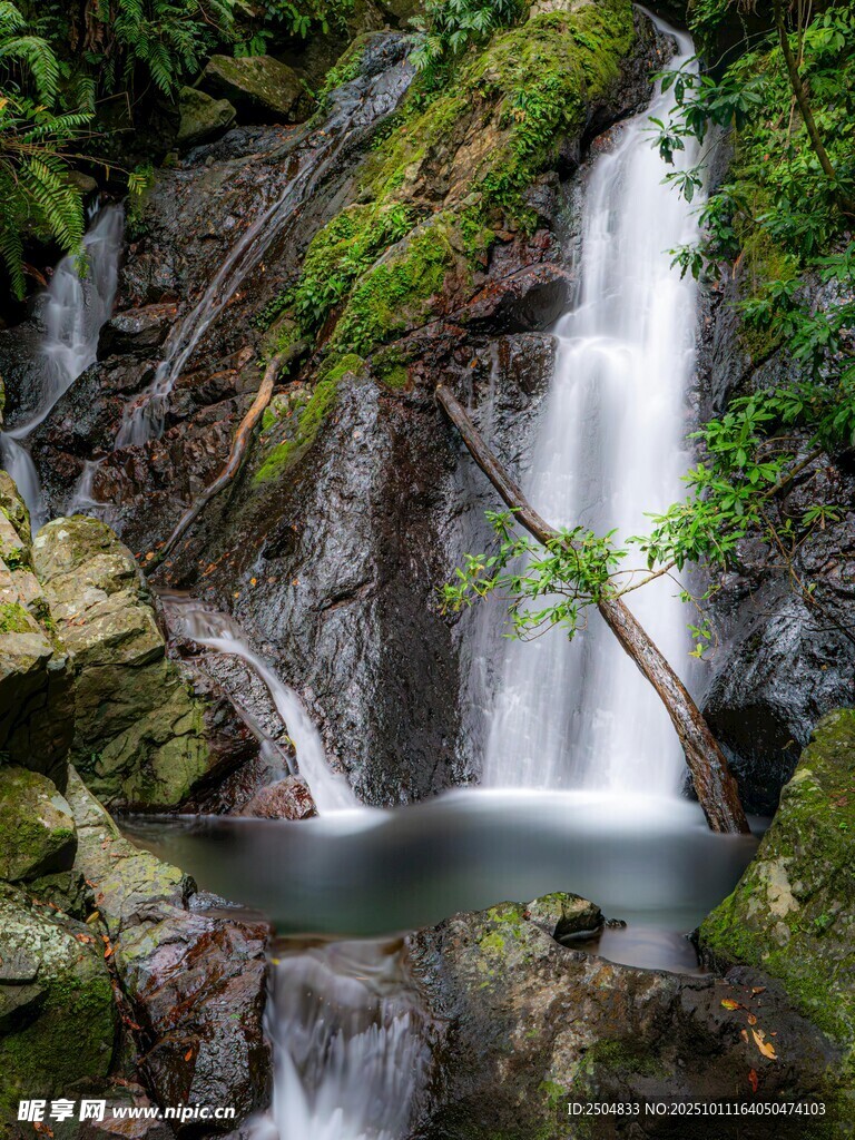 山间瀑布溪流自然美景