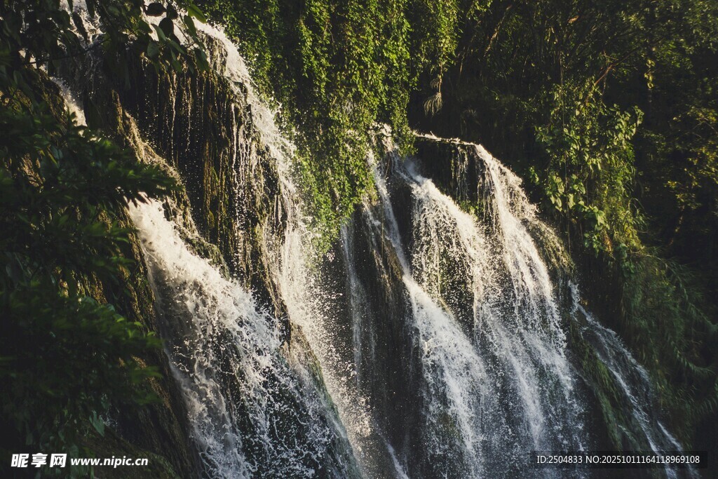 山间瀑布 绿意环绕的美景