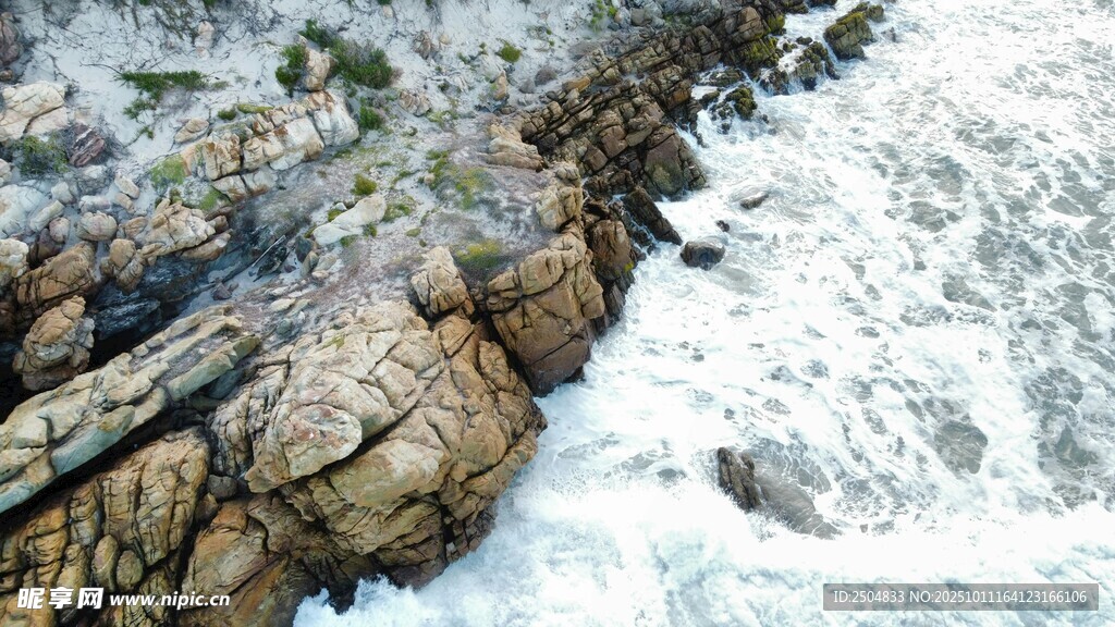 海浪拍击岸边嶙峋岩石
