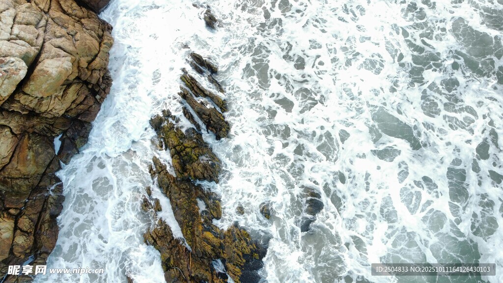 海浪拍击岸边岩石