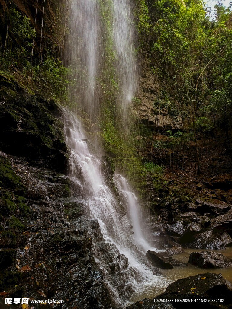 山间飞瀑 自然灵动之景