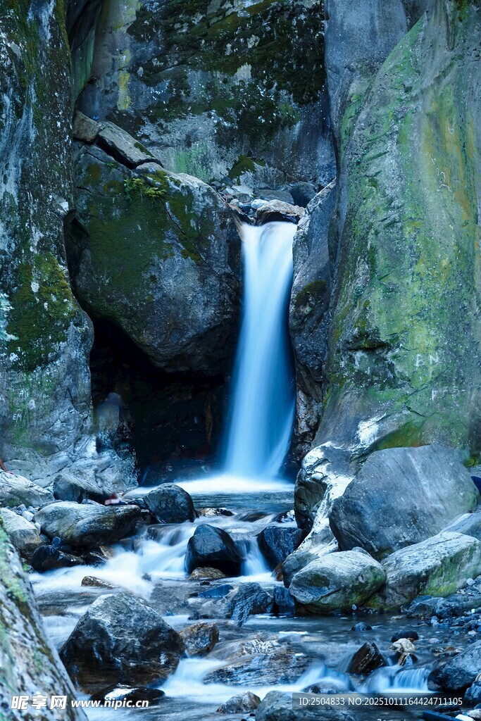 山间溪流瀑布美景