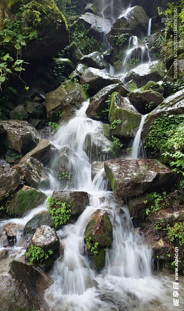 山间潺潺溪流瀑布美景