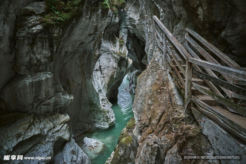 峡谷间的木质栈道与绿水
