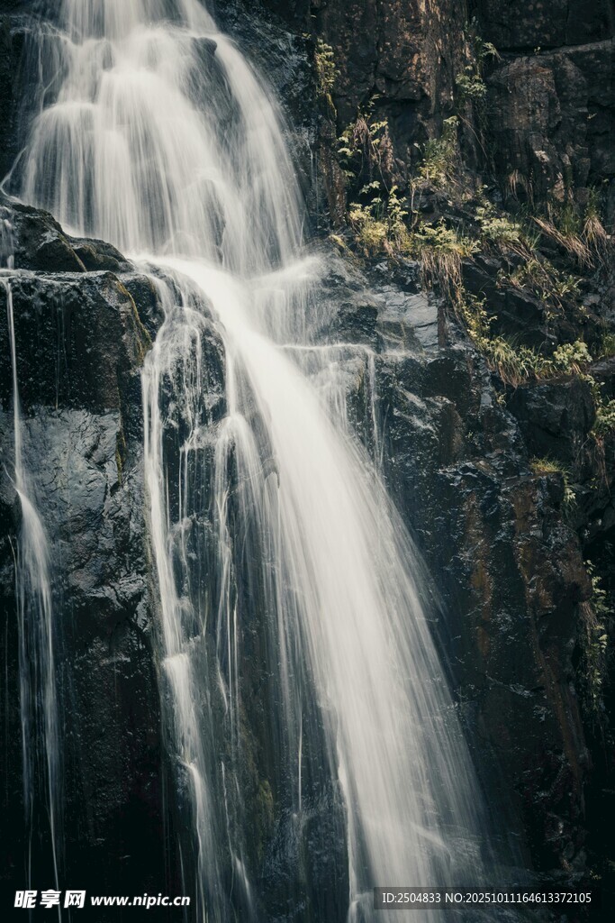山间瀑布水流倾泻而下