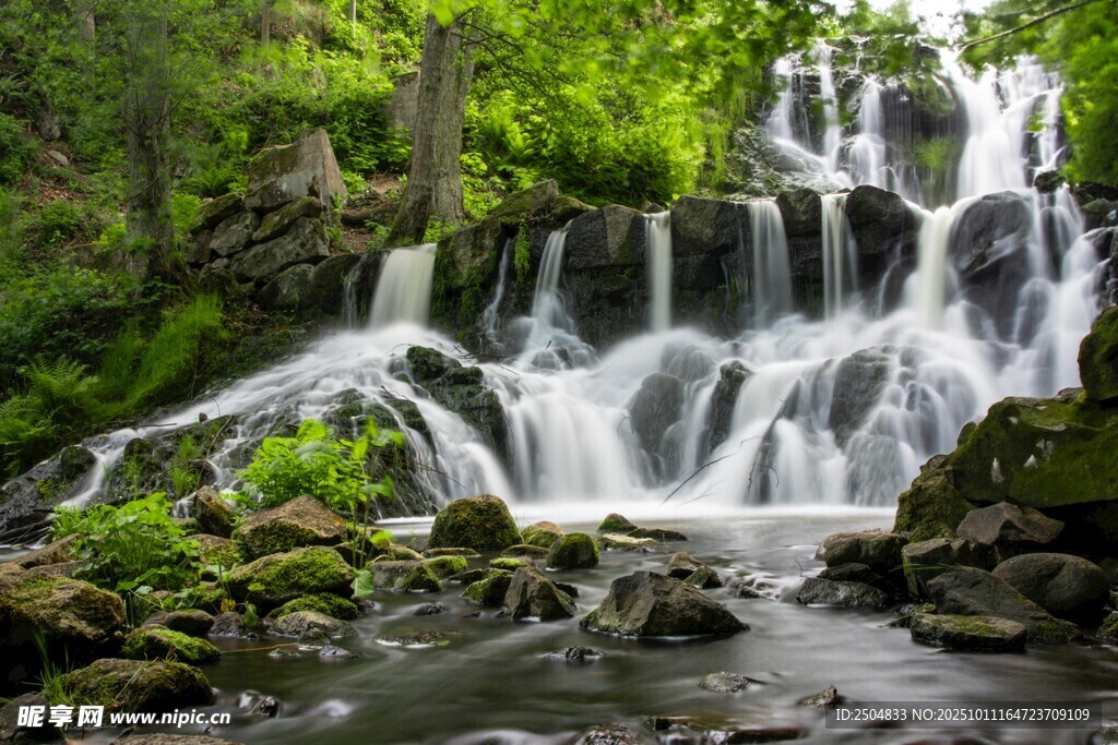 山间瀑布 绿意环绕的美景