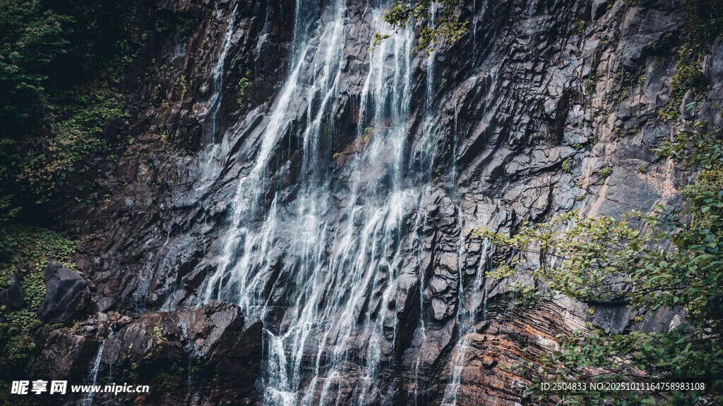 山间瀑布景观