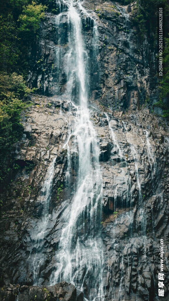山间瀑布景观