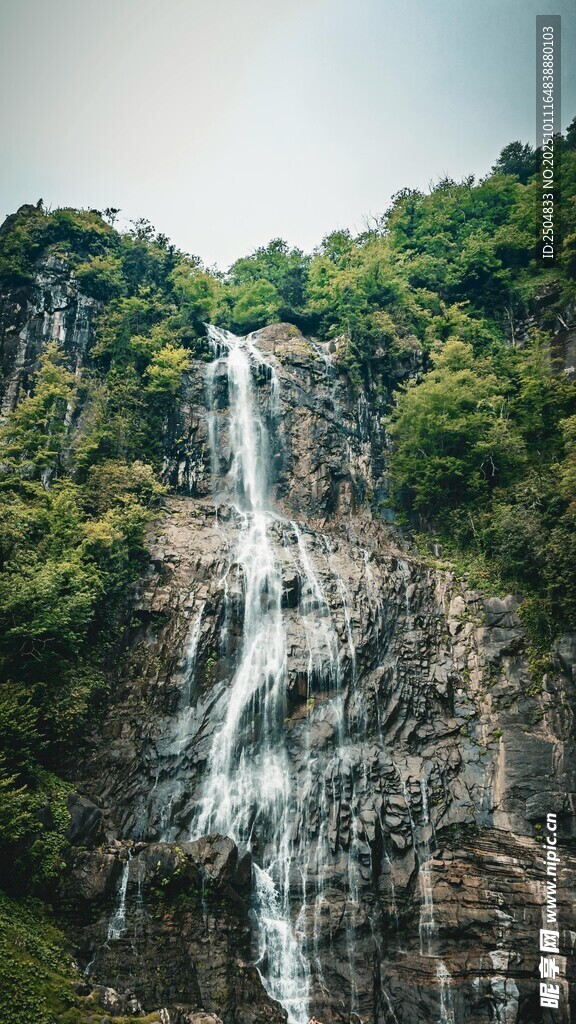 壮观山间瀑布景观