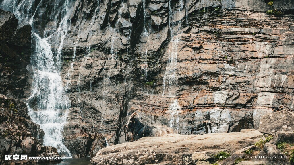 山间瀑布 岩石上的自然美景