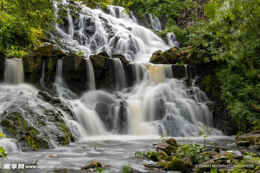 山间层叠瀑布美景