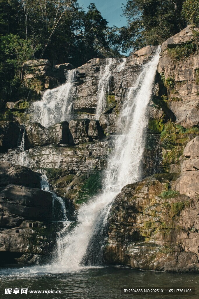 山间飞瀑美景