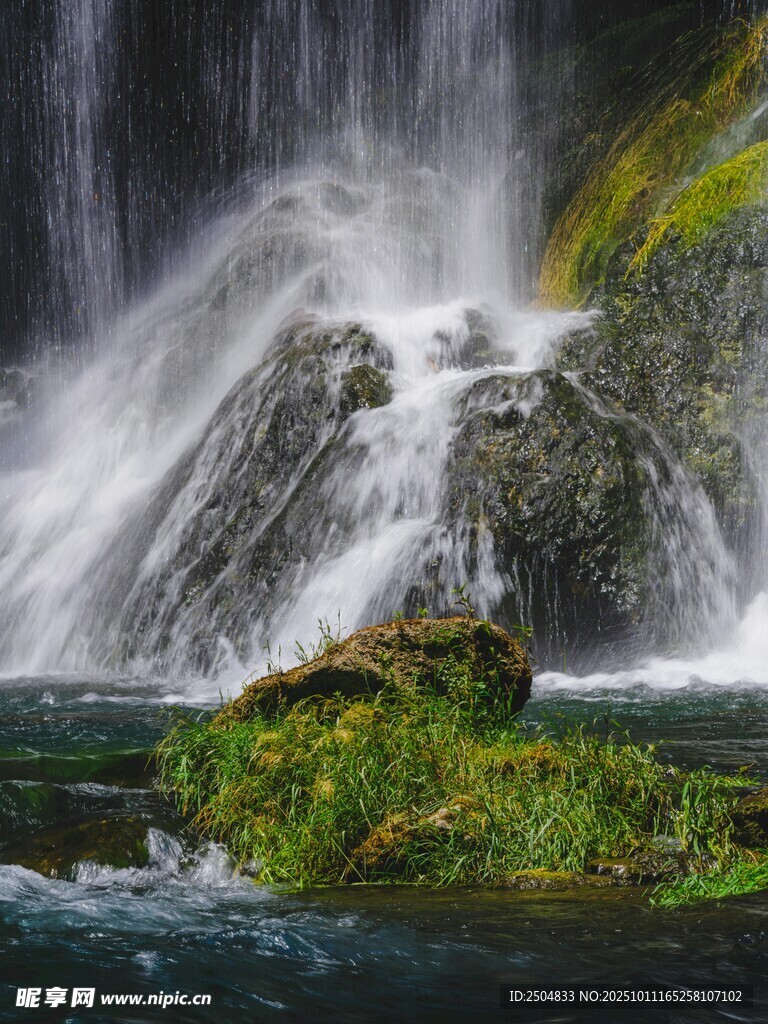 山间瀑布流水景观