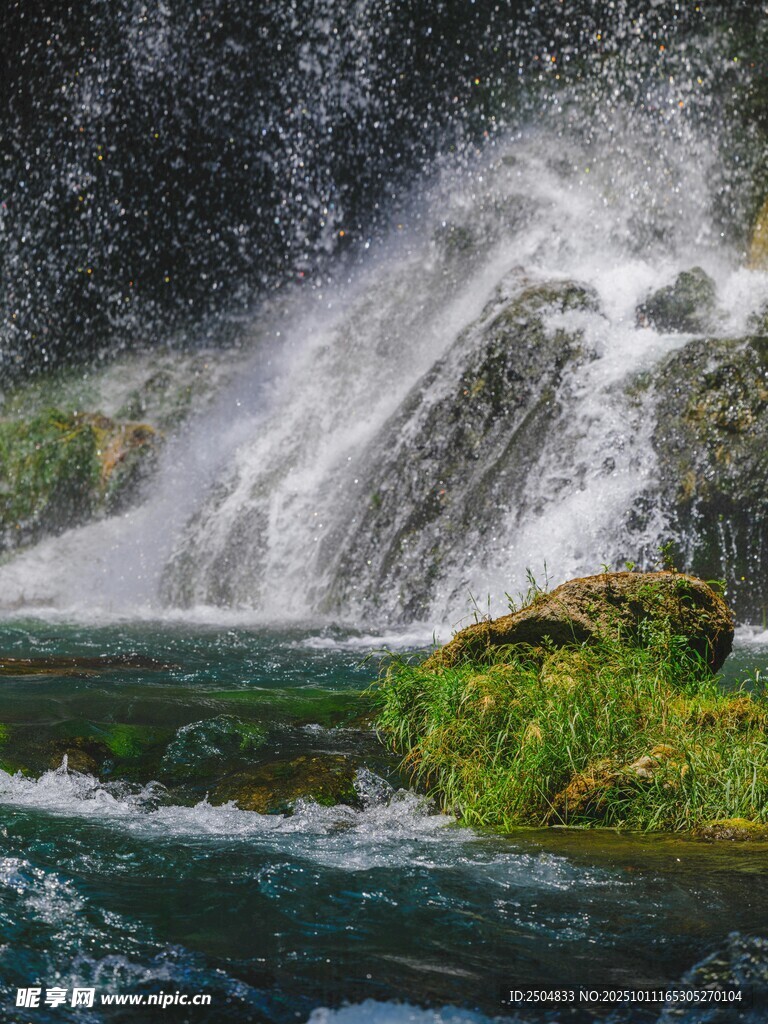 山间飞瀑美景
