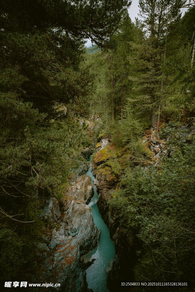 山林间的碧色溪流