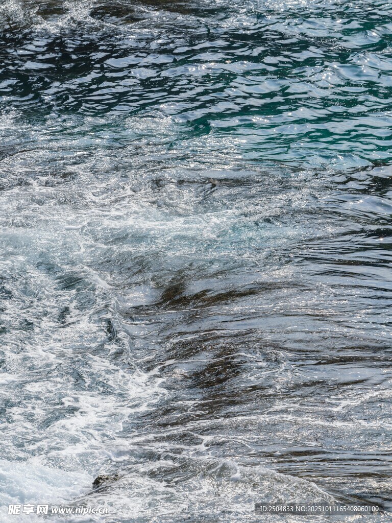 海浪涌动的自然水景