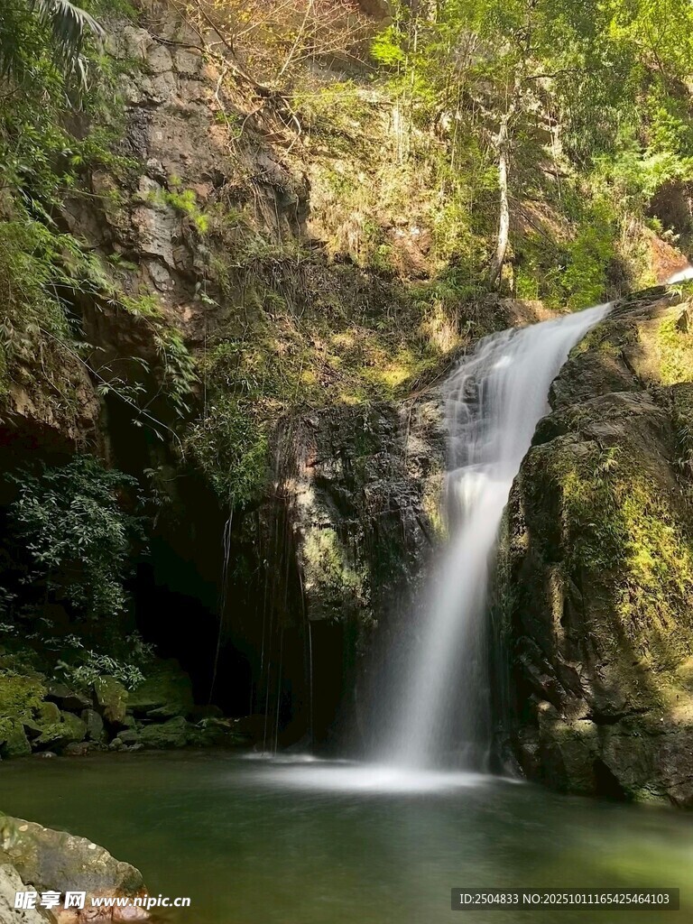 山间清幽瀑布景观