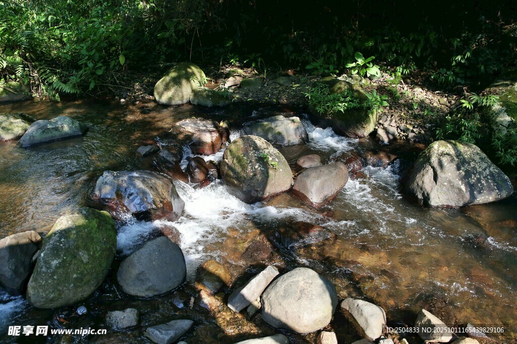 山间溪流与嶙峋怪石