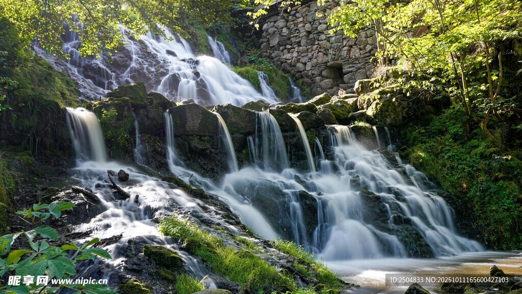 山间瀑布 绿意环绕的美景