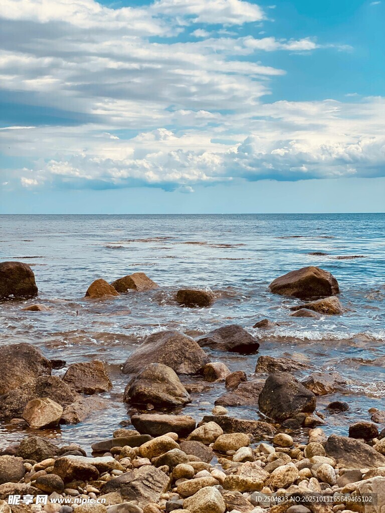 海边礁石与辽阔蔚蓝大海