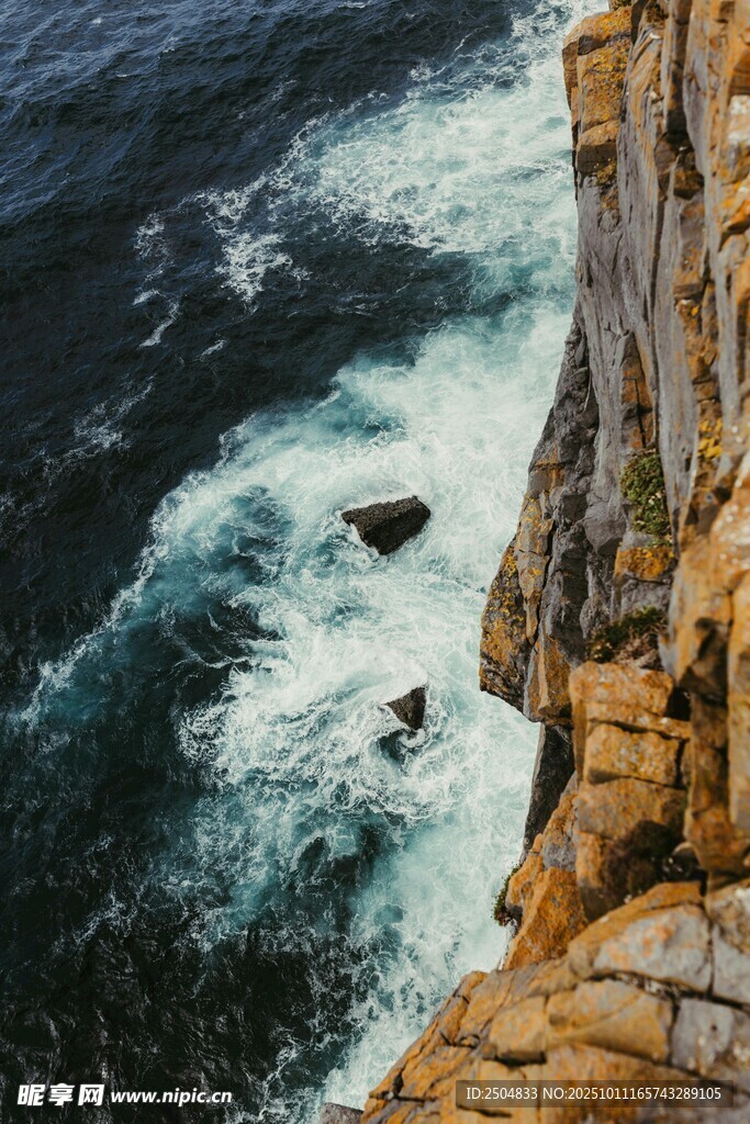 悬崖边汹涌海浪景观