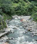 山间湍急溪流