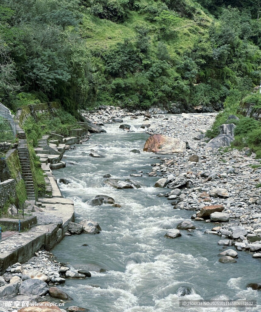 山间湍急溪流