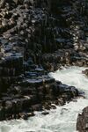 海边玄武岩与汹涌海浪