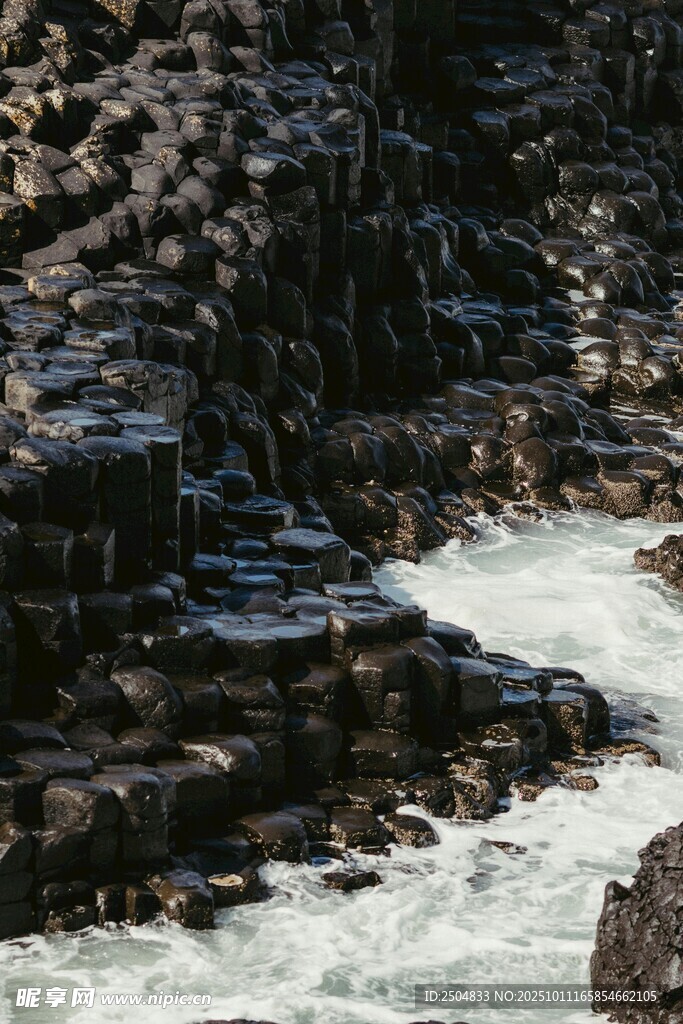 海边玄武岩与汹涌海浪