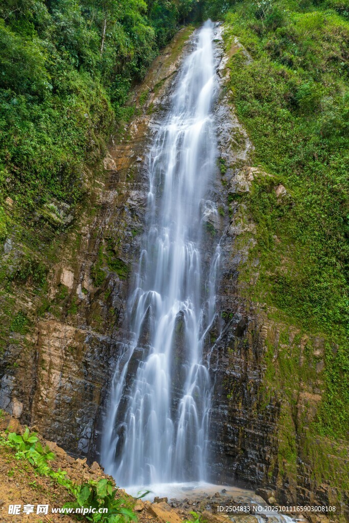 山间飞瀑美景