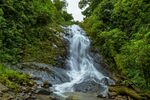 山间瀑布 绿意环绕的美景