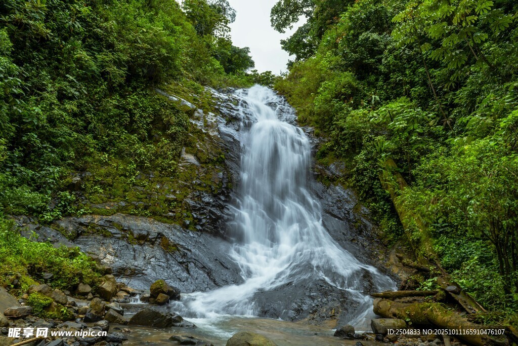 山间瀑布 绿意环绕的美景