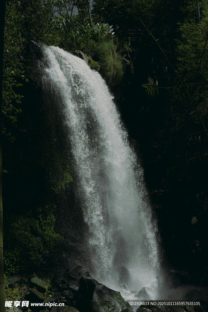 山间飞瀑