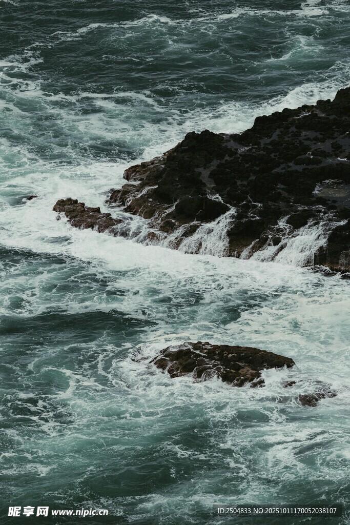 海浪拍击礁石的壮阔景象