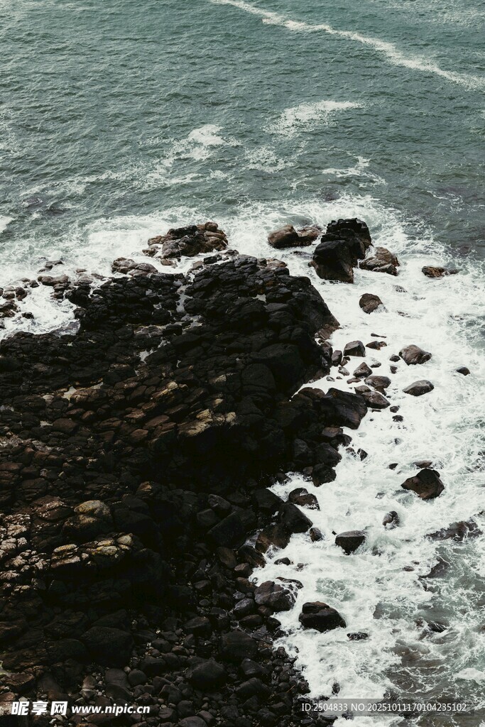 海边礁石与翻涌海浪
