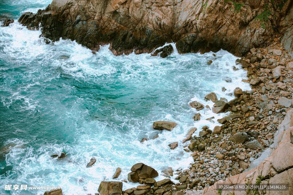 海浪拍击岸边嶙峋礁石