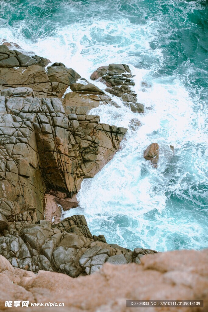 海浪拍击岸边岩石景观