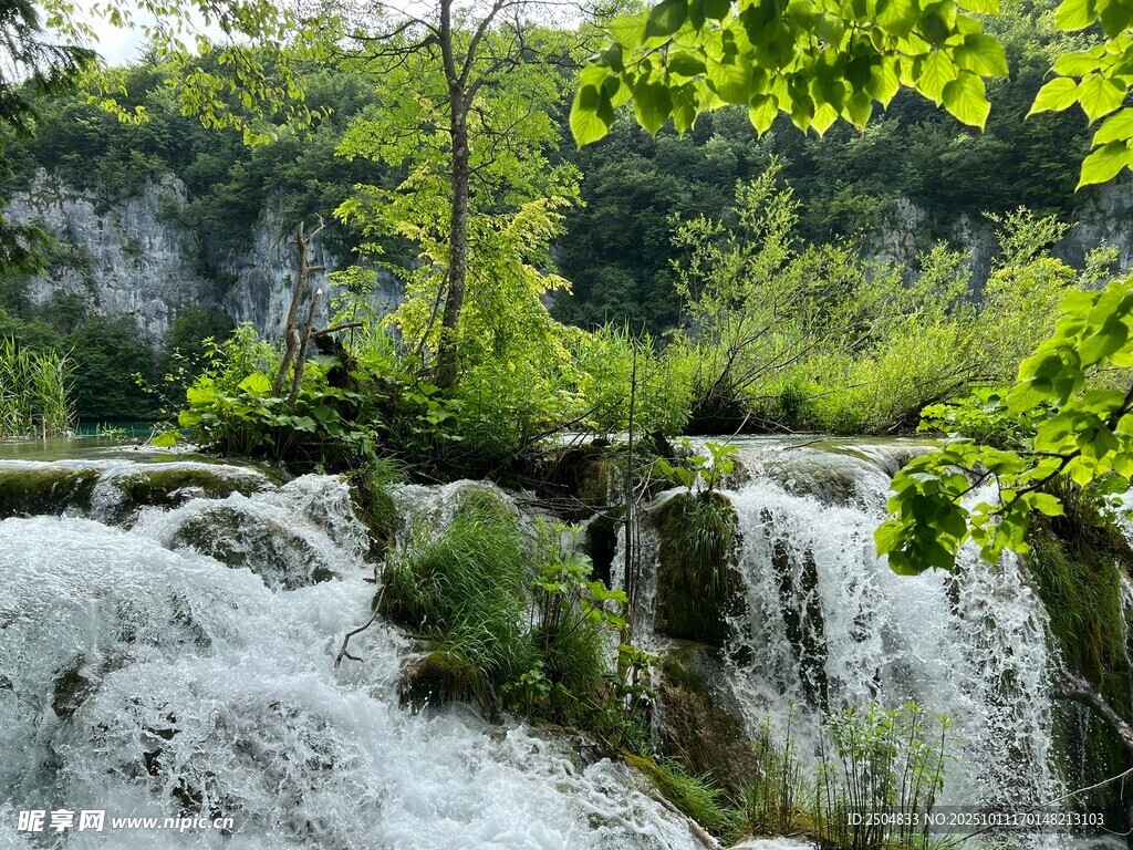 山间瀑布 绿意环绕的美景
