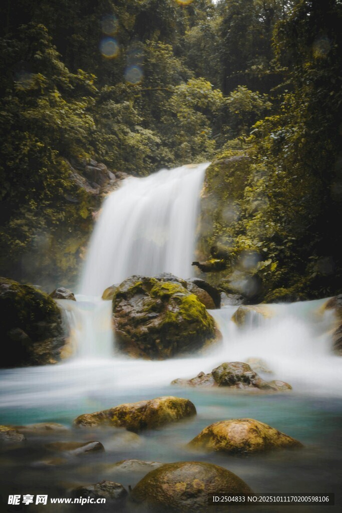 山间瀑布下的清幽美景