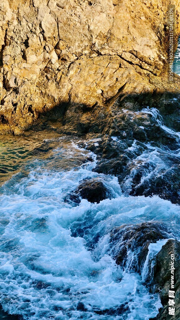 山间溪流奔腾的灵动美景